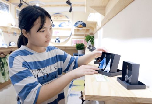 華鎣市青少年文化藝術(shù)展示交流中心及文創(chuàng)產(chǎn)品交易市場(chǎng)開市 文化與經(jīng)濟(jì)的雙贏新平臺(tái)